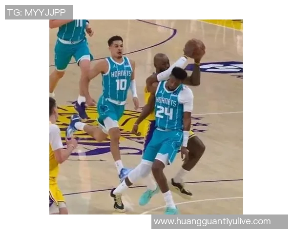 詹姆斯快攻遭遇米勒防守冲突裁判判罚引发黄蜂教练挑战未果